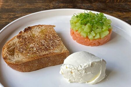 Тартар из лосося с муссом из творожного сыра