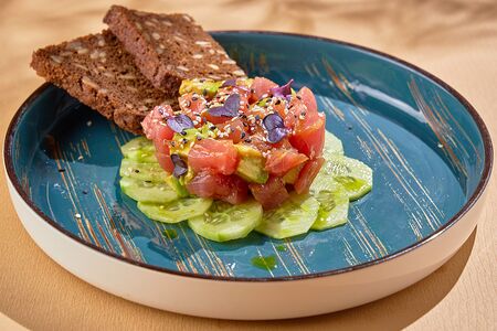 Тартар из тунца с авокадо