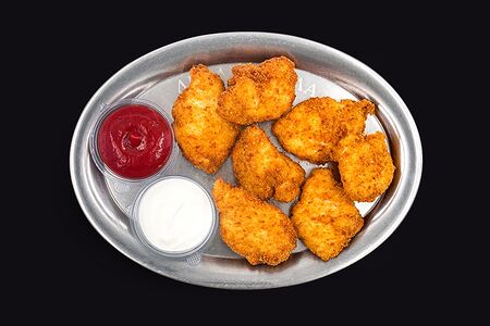 Домашние наггетсы с кетчупом и чесночным соусом