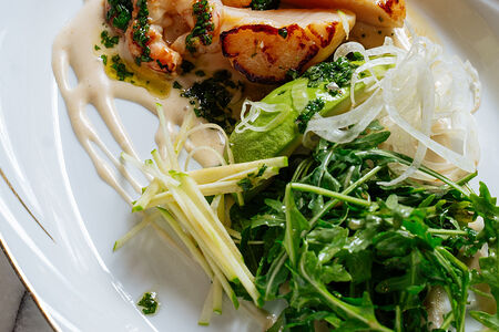 Зелёный салат с морепродуктами