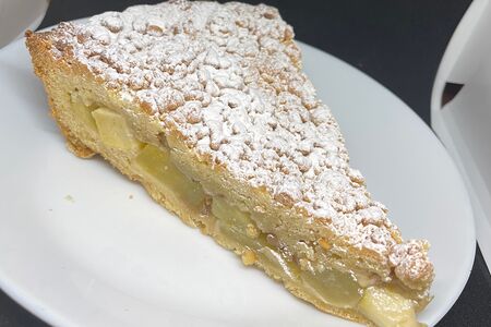 Пирог с яблоком и орехами