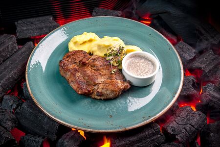 Стейк из cвинoй шеи