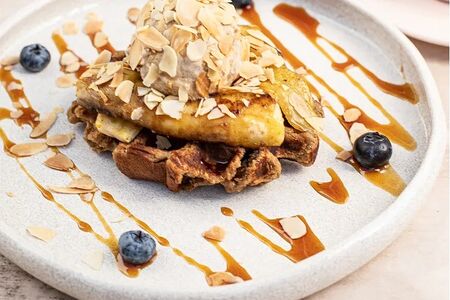 Миндальная вафля с жареным бананом