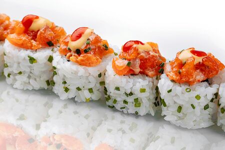 Ролл с тартаром из лосося