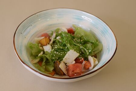 Салат с кальмаром и соусом ромеско