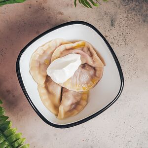 Вареники с вишней и сметаной