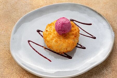 Камамбер жареный с сорбетом из черной смородины