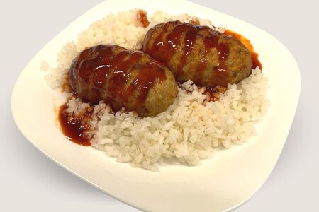 Люля-кебаб с рисом и соусом