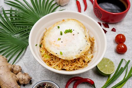 Быстрая лапша, обжаренная с яйцом