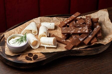 Гренки с чесноком и салом