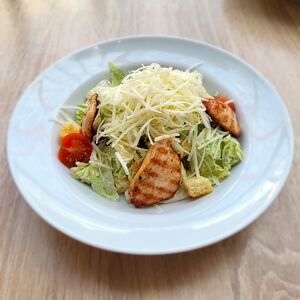 Салат Цезарь с курицей