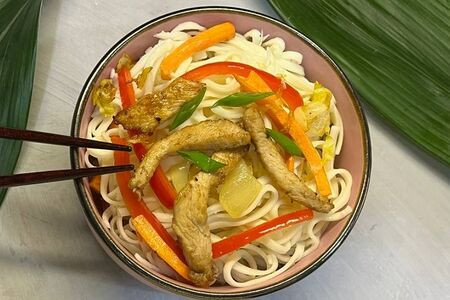 Удон с овощами и курицей