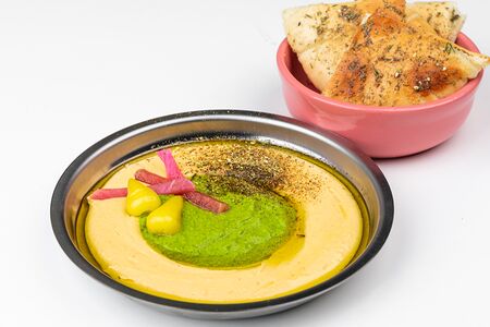 Хумус с зеленой харисой