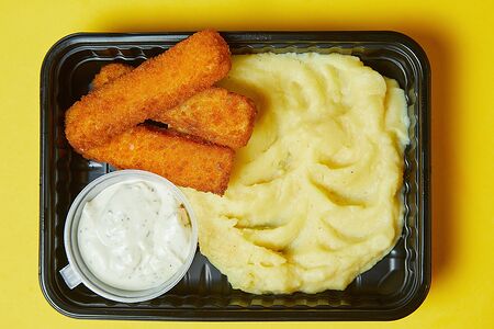Рыбные палочки с картофельным пюре и соусом тартар