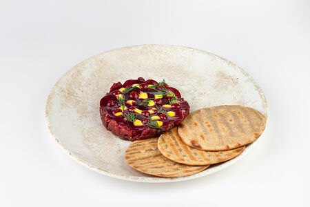 Тартар из оленины с брусникой, печеной свеклой и укропным айоли