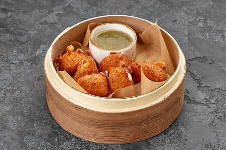 Жареный сулугуни с соусом Фейхоа