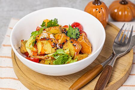 Салат с хрустящими баклажанами и тыквой