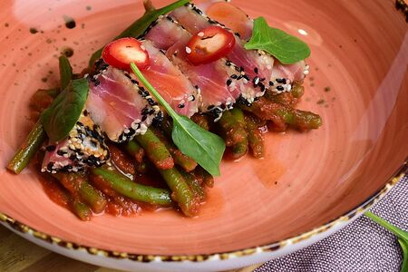 Стейк из тунца / фасоль в соусе из томатов