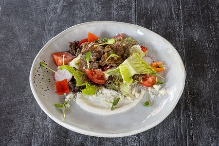 Теплый салат с говядиной и сыром дорблю
