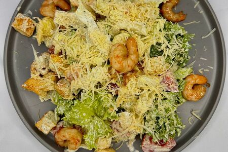 Салат Цезарь с креветками