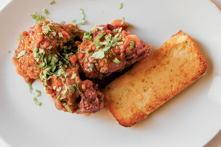 Тушеные бычьи хвосты с мини-картофелем