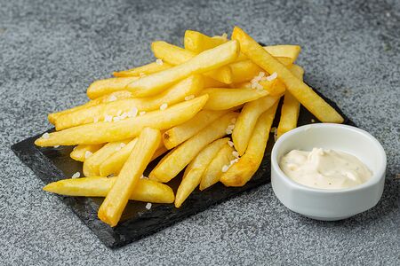 Картофель фри с чесночным соусом
