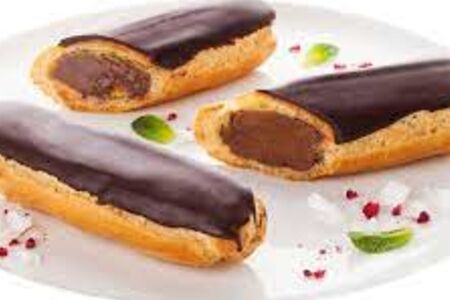 Эклер шоколадный