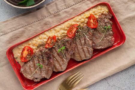 Говяжьи медальоны с пастой птитим