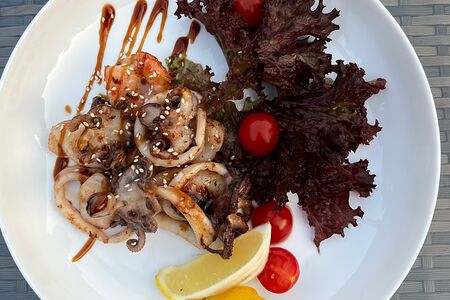 Мини-кальмары и осьминожки на гриле