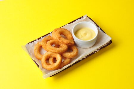 Луковые кольца с сырным соусом
