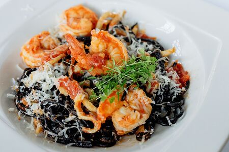 Спагетти с чернилами каракатицы и морепродуктами