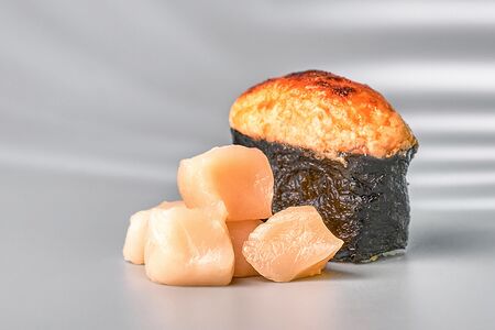 Гункан Запечённый гребешок