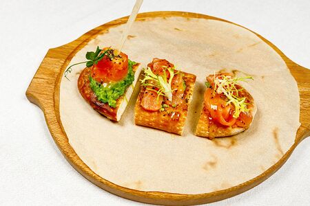 Брускетта со слабосоленым лососем со сливочным сыром и гуакамоле