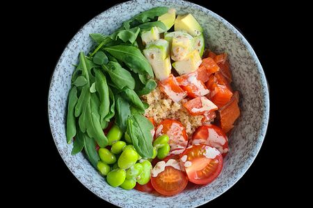 Боул с киноа и слабосоленной форелью