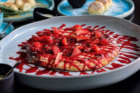 Килограммовый сырник с клубникой и сметаной