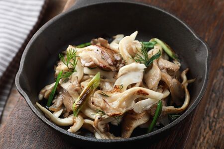 Вешенки, жаренные с луком и зеленью