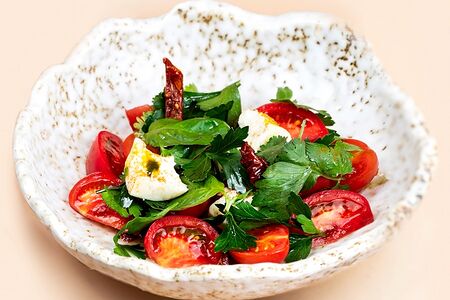 С тремя томатами и сыром