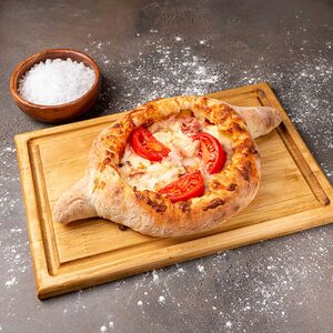 Хачапури по-аджарски с сыром, беконом и помидорами