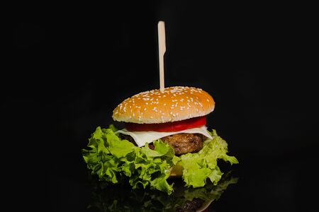 Бургер с натуральной говяжьей котлетой