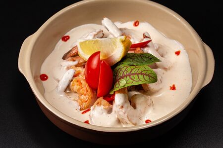 Тигровые креветки и черноморский рапан в сливочном соусе с перцем чили