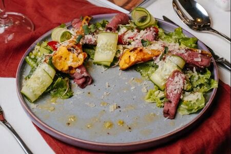 Салат с ростбифом и артишоками