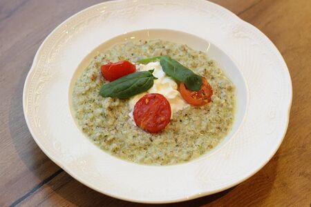 Зеленая гречневая каша с печеными томатами и страчателлой