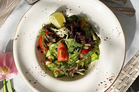 Салат с овощами и лаймовым дрессингом
