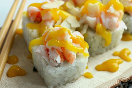 Ролл Сладкая креветка с манго-соусом