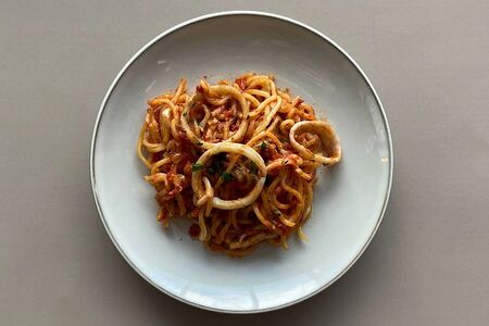 Спагетти с кальмарами в томатном соусе
