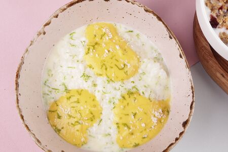 Каша рисовая с соусом манго и цедрой лайма