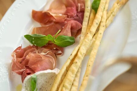 Пармская ветчина с трюфельным кремом и гриссини
