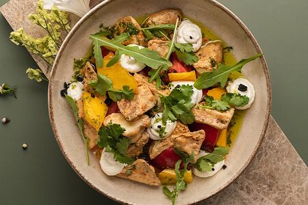 Хрустящий баклажан с розовыми помидорами и манго