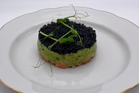 Тартар из лосося с авокадо и икрой