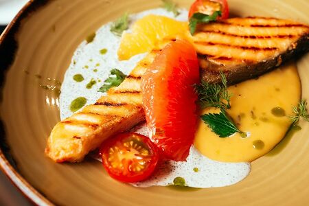 Лосось с хрустящей корочкой со сливочным шпинатом